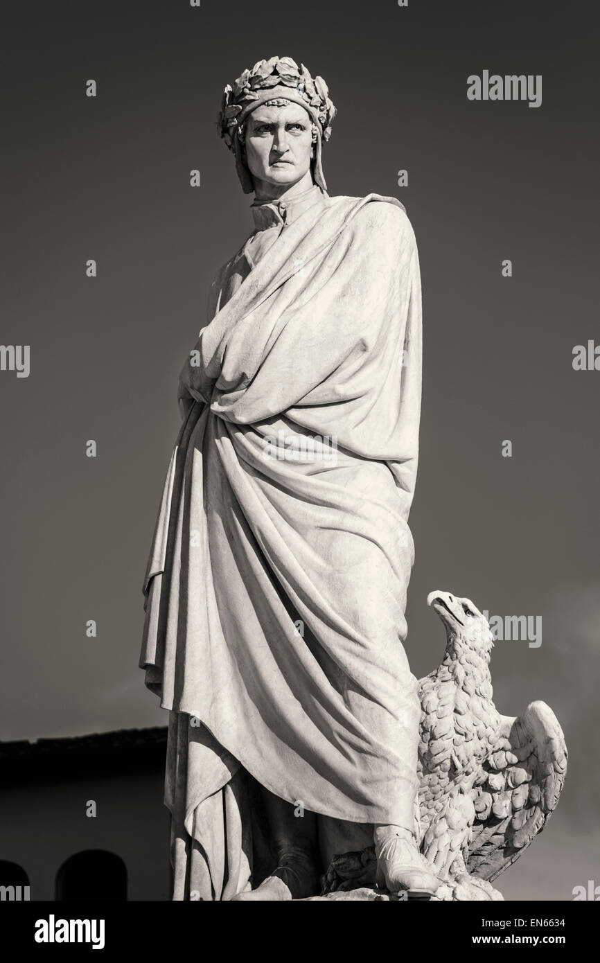 La statua di Dante Alighieri, padre della lingua italiana, Firenze, Toscana, Italia. Foto Stock