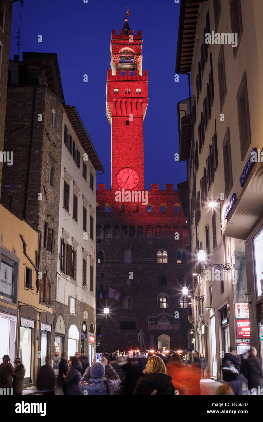 La torre di Palazzo Vecchio rosso acceso per ricordare i morti nella guerra in Siria, Firenze, Toscana, Italia. Foto Stock