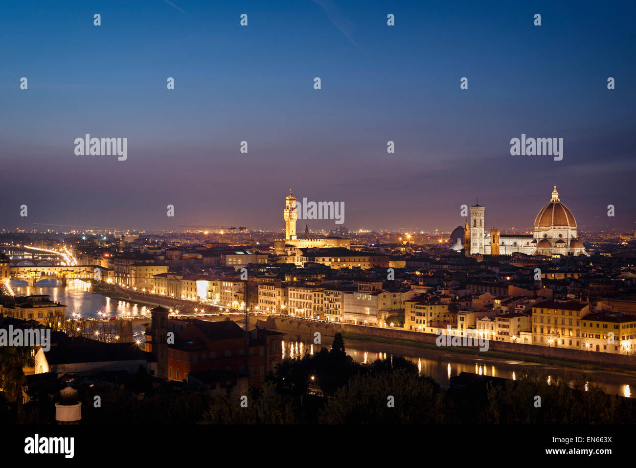 Firenze di notte con il Ponte Vecchio e il Duomo ed il Palazzo Vecchio, Toscana, Italia. Foto Stock