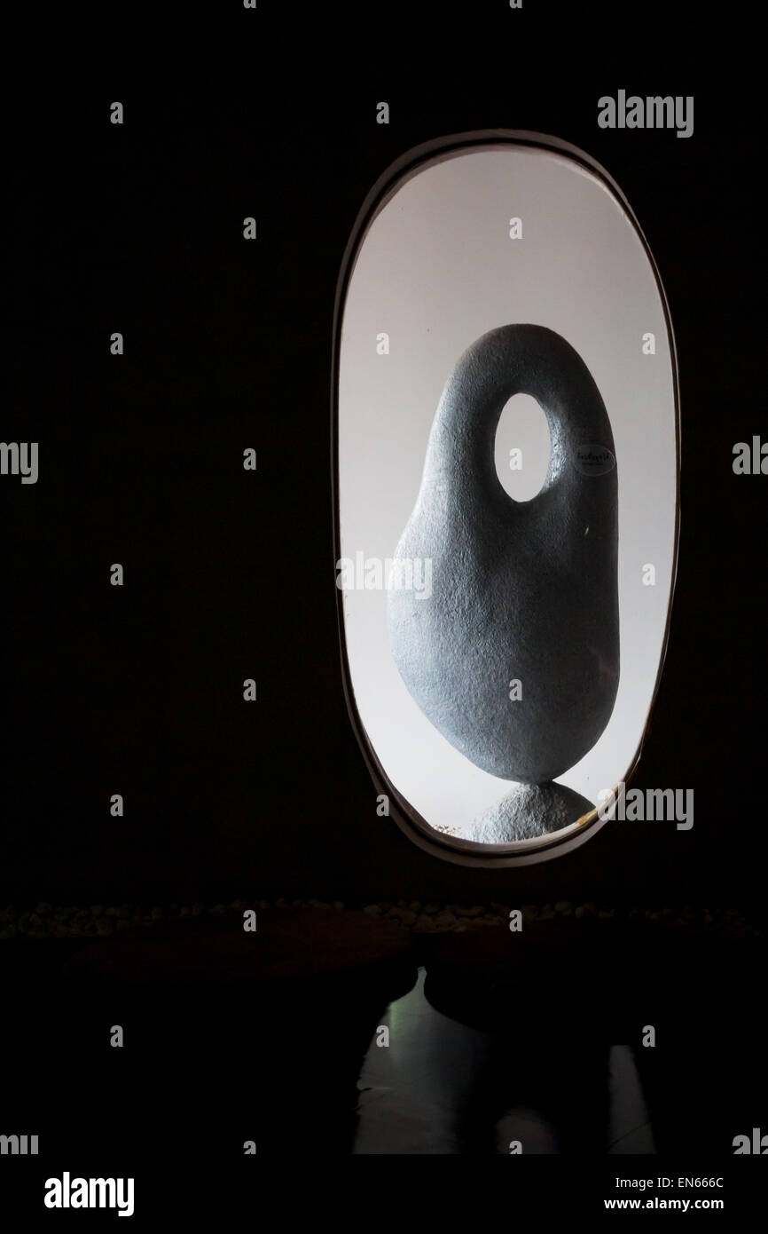 Dark Room con pietra con luce Foto Stock