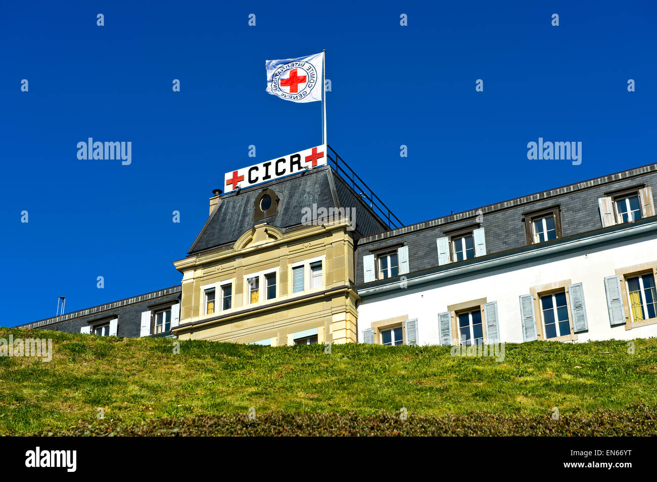 La bandiera della Croce Rossa presso la sede del Comitato internazionale della Croce Rossa (CICR), Ginevra, Svizzera Foto Stock