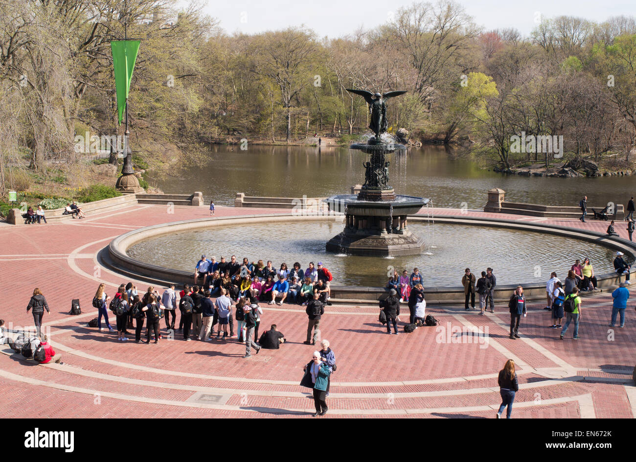 Gruppo di turisti la raccolta per una fotografia presso la Fontana di Bethesda nel Central Park di New York, Stati Uniti d'America Foto Stock