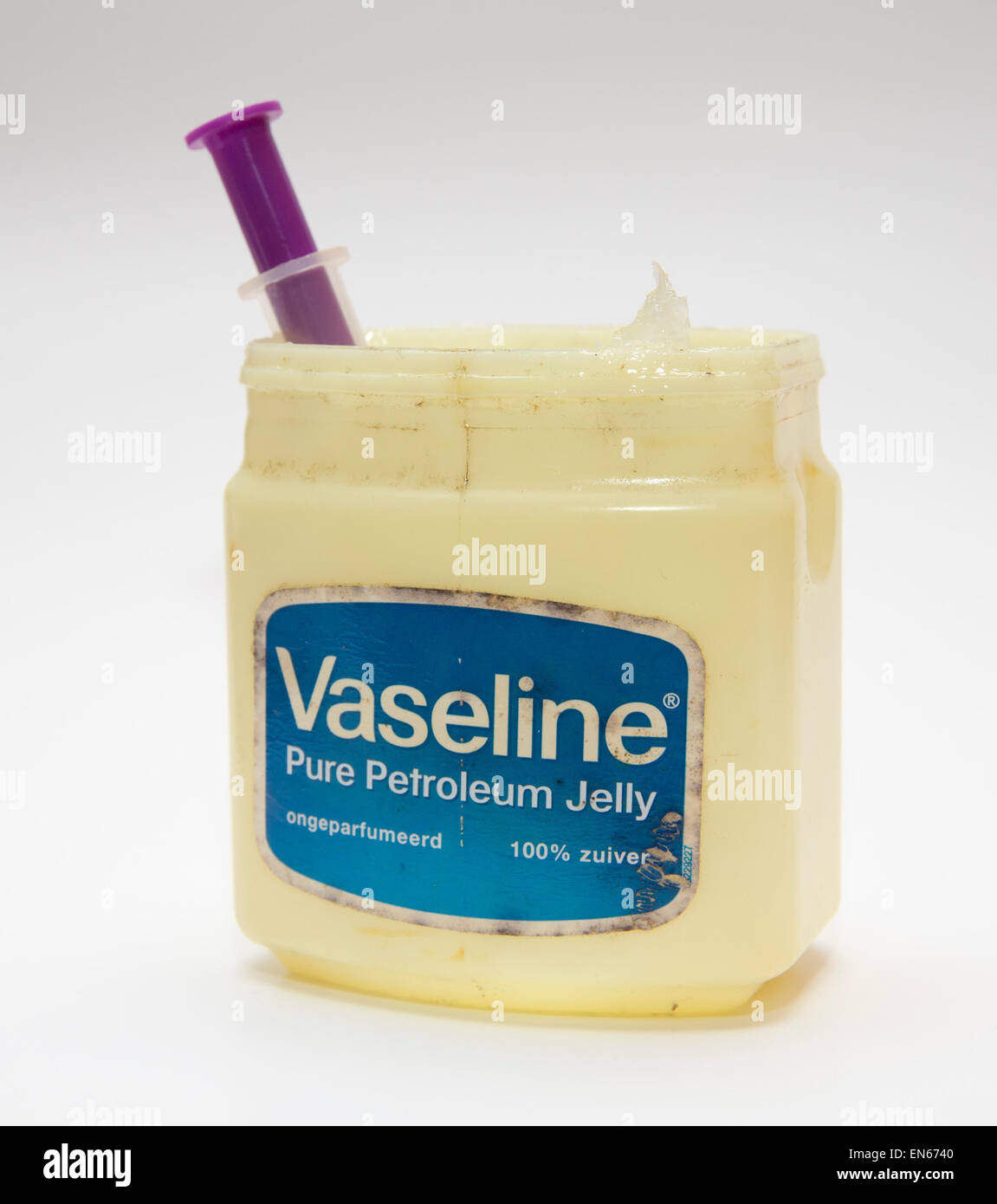 Vasca di vaselina vaselina contenente una siringa, isolato su sfondo bianco  Foto stock - Alamy