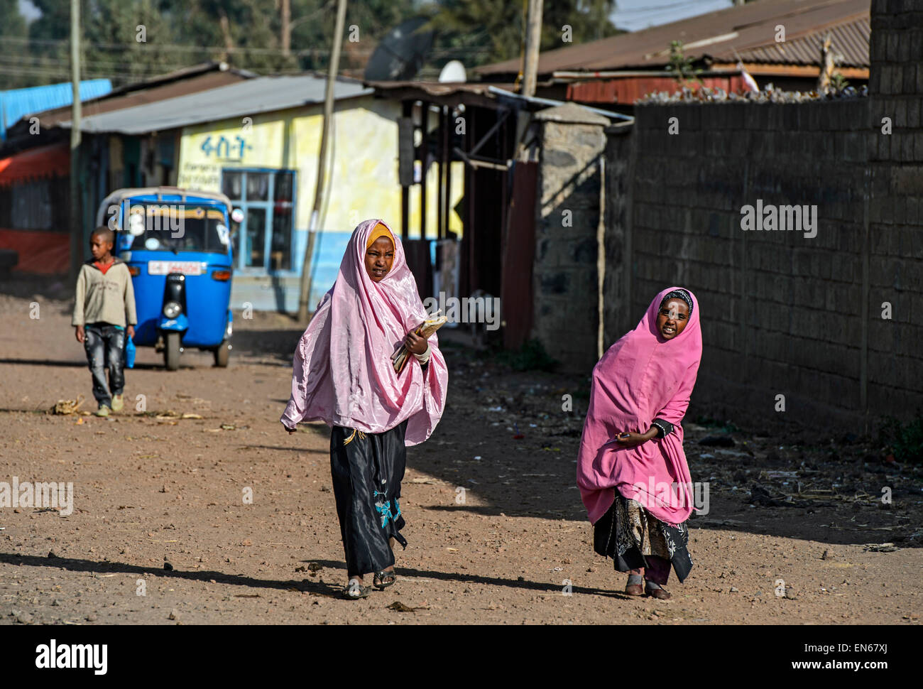 Ragazze musulmane sul loro modo di scuola di mattina, goba, area di balla, oromiya, Etiopia Foto Stock