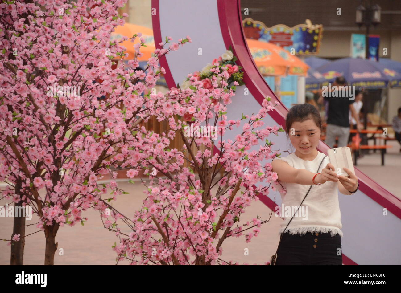 Selfie Cina - fiore di primavera - cuore romantico Cina (New South China Mall - il centro commerciale più grande del mondo) Foto Stock