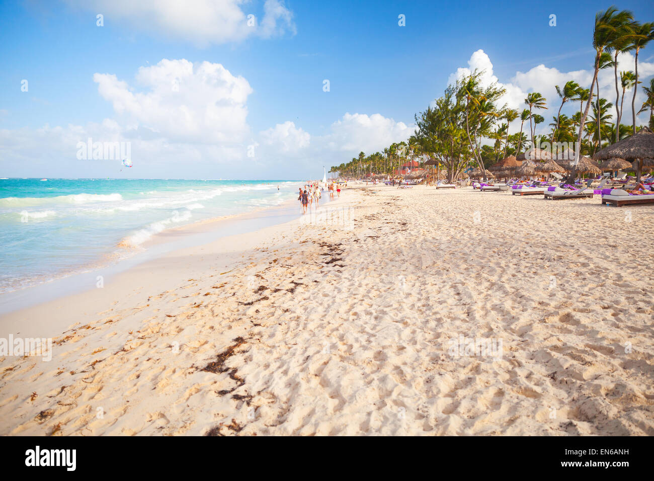 Vuoto spiaggia sabbiosa del paesaggio. Oceano atlantico costa, Repubblica Dominicana. Punta Cana Foto Stock