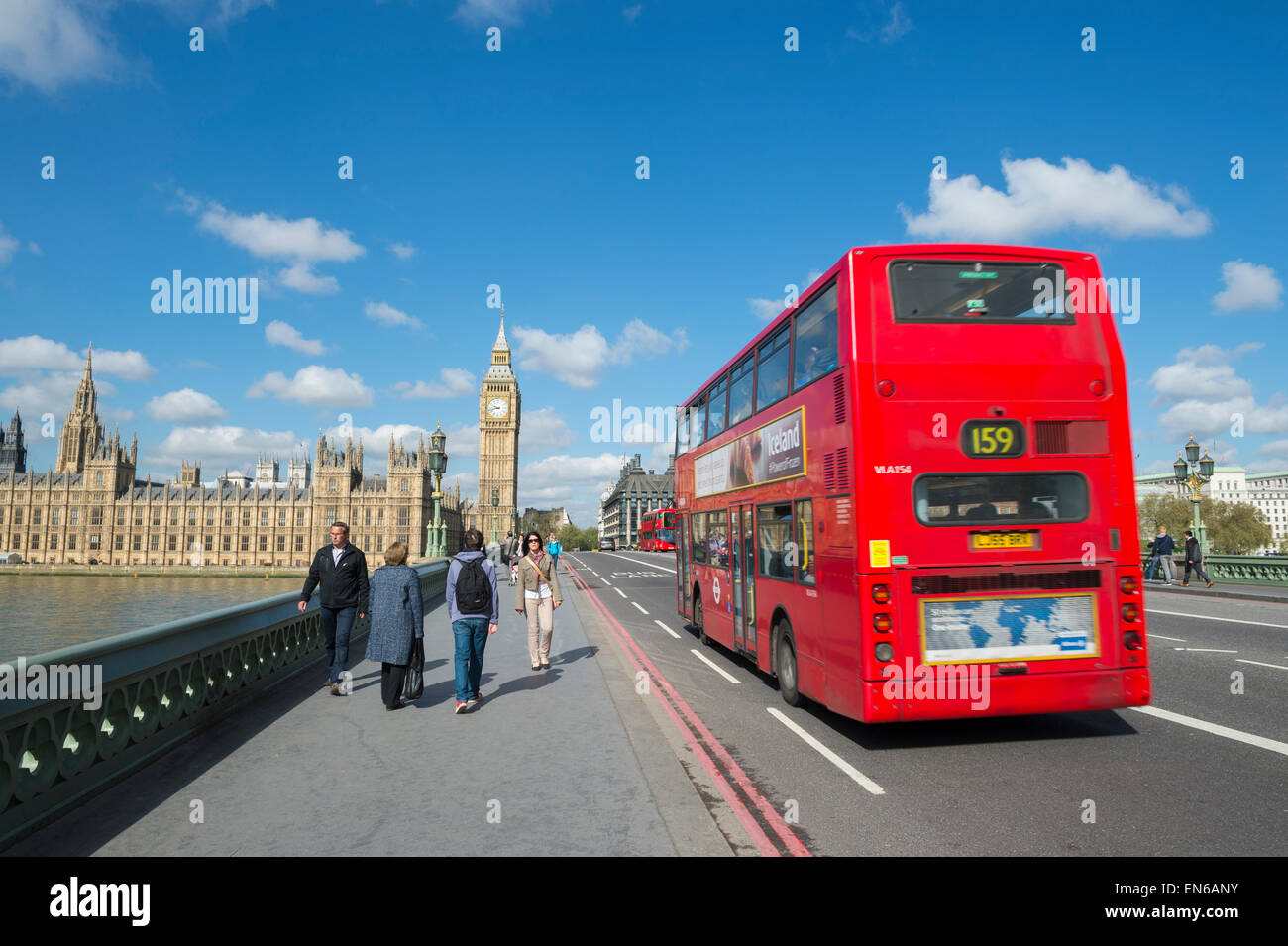 LONDON, Regno Unito - 27 Aprile 2015: pedoni passano bu sul Westminster Bridge nella parte anteriore del Big Ben e le Camere del Parlamento. Foto Stock
