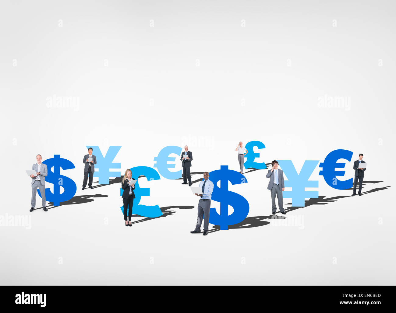 Un gruppo di persone di affari in posa con diversi simboli di valuta. Foto Stock