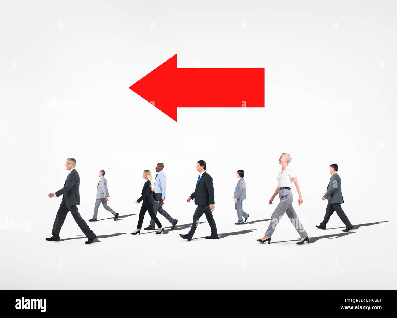 Gruppo di multietnica la gente di affari a piedi in uno sfondo bianco. Foto Stock