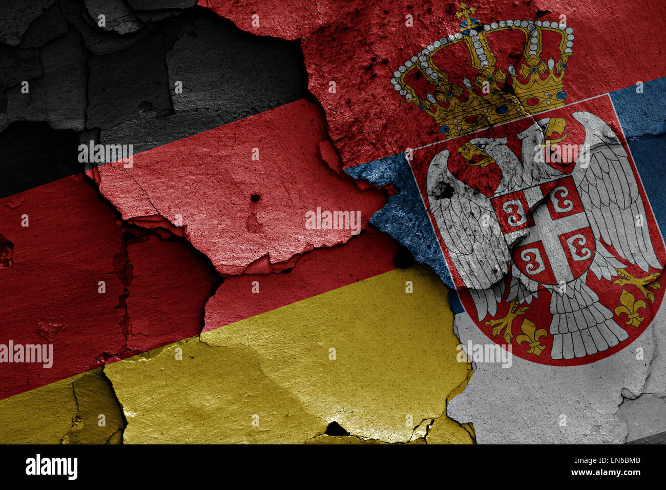 Le bandiere della Germania e Serbia dipinta sulla parete incrinato Foto Stock