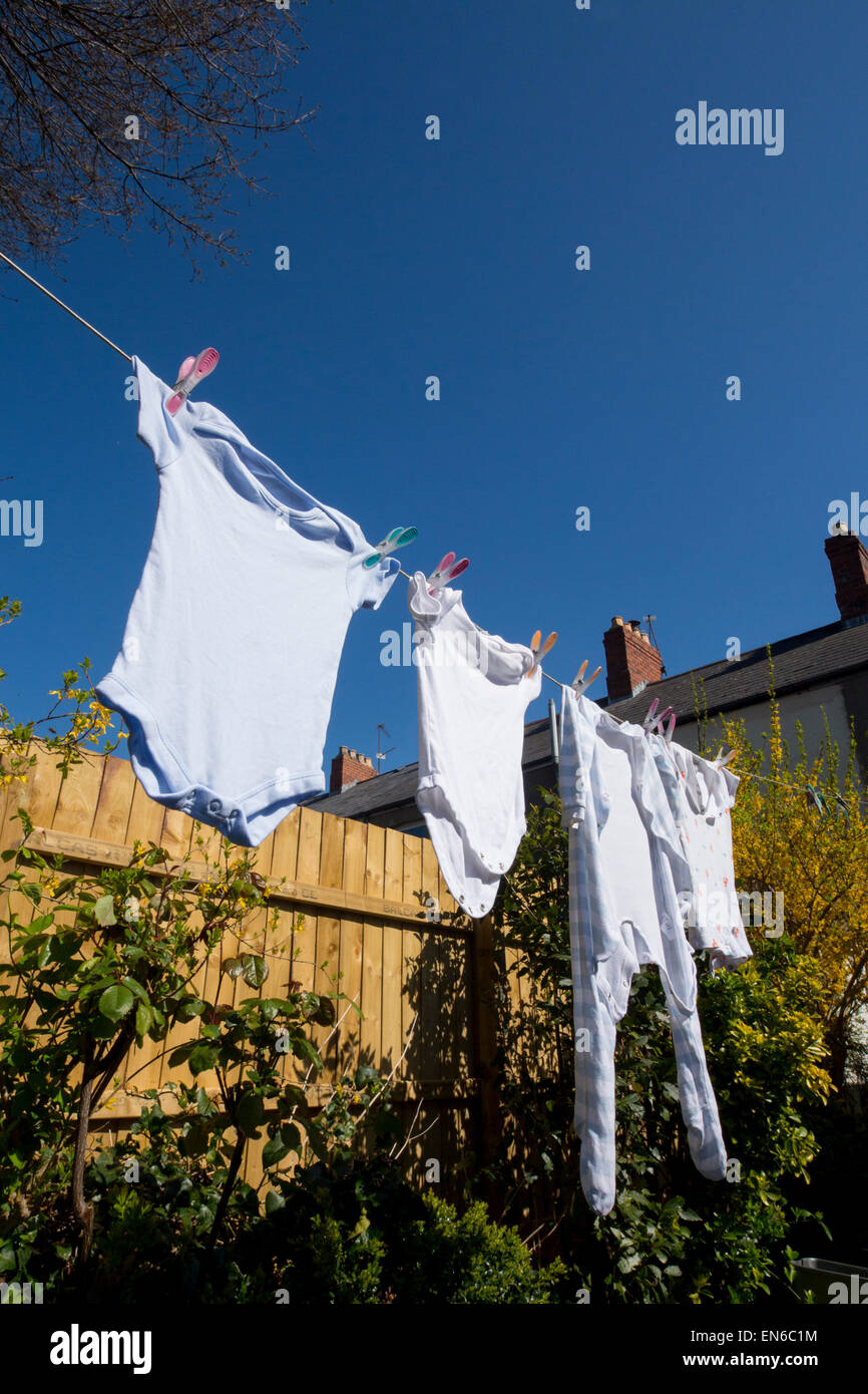 Bimbo di lavaggio e asciugatura sulla linea di abbigliamento nel giardino del Galles REGNO UNITO Foto Stock