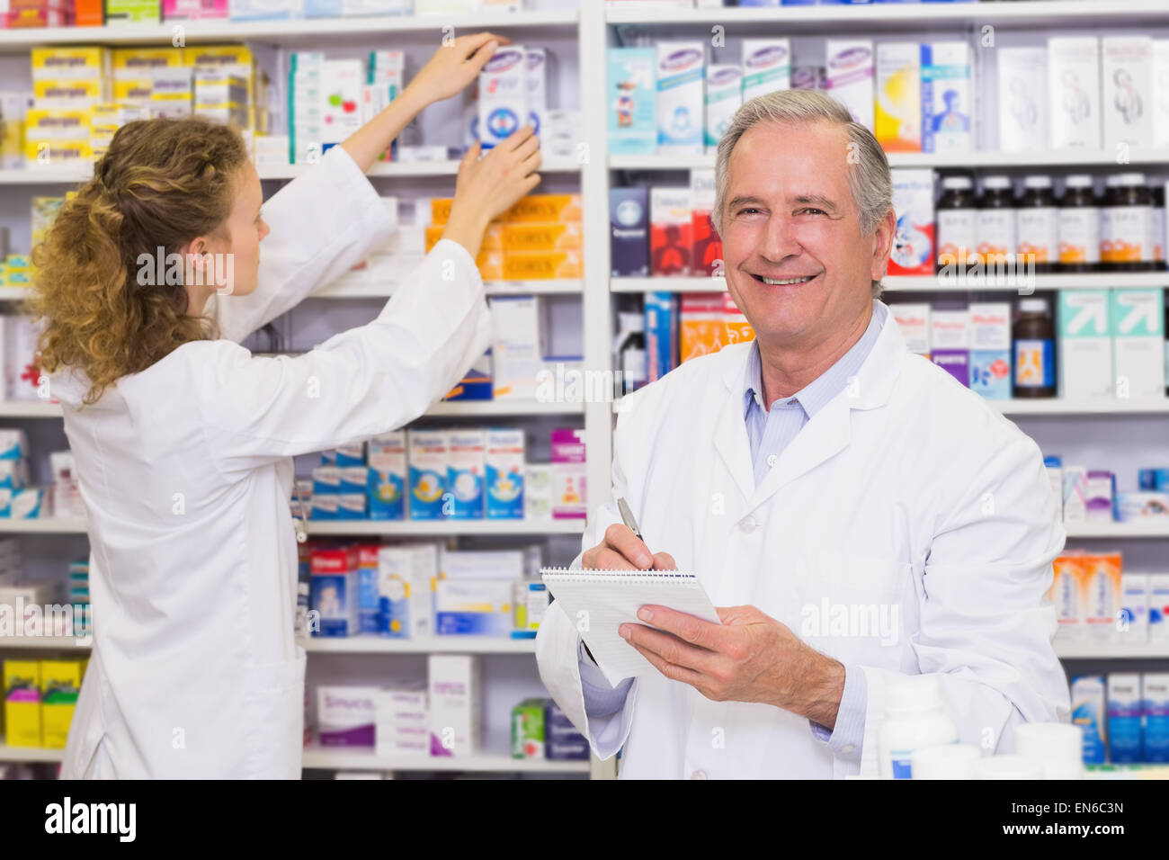 Farmacisti la ricerca di farmaci con obbligo di ricetta Foto Stock