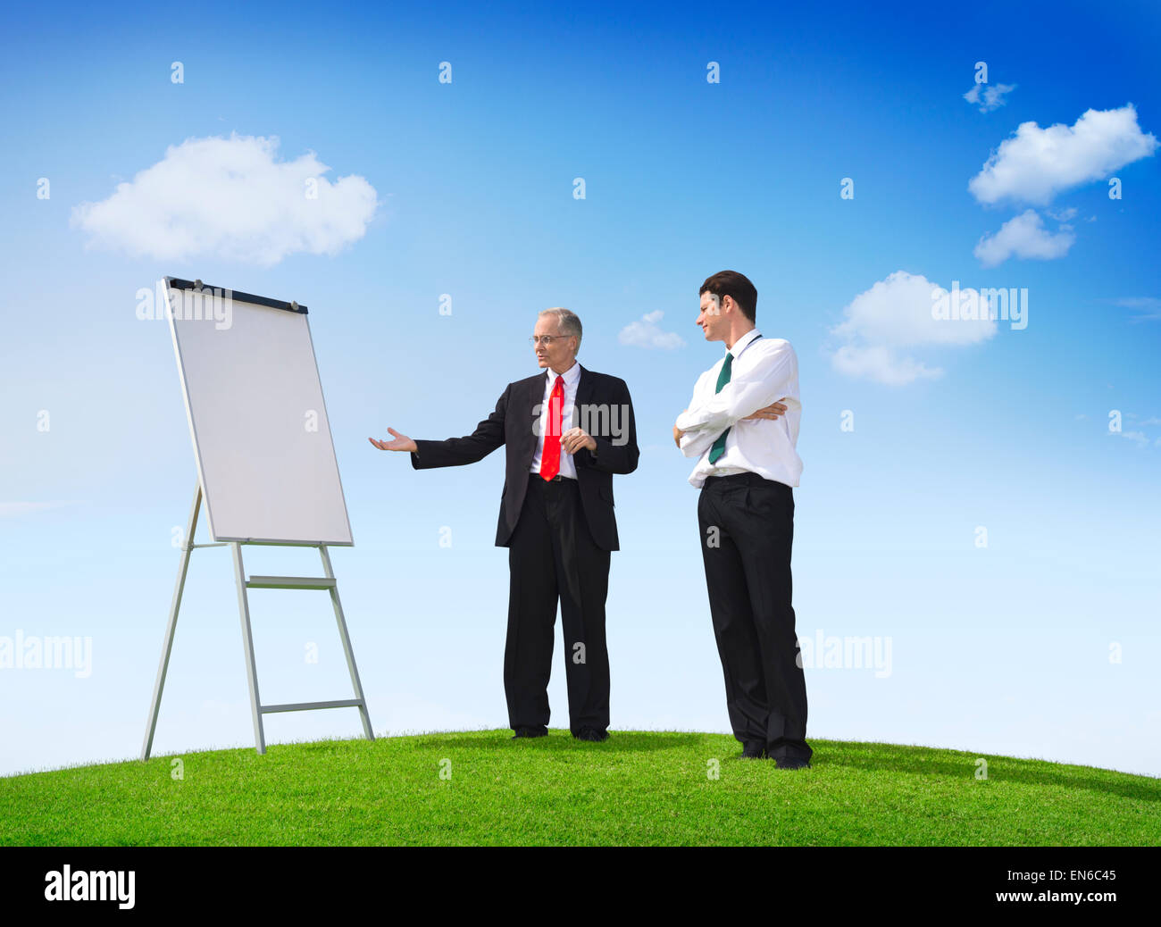 Uomo d'affari di puntamento lavagna vuota all'aperto Foto Stock