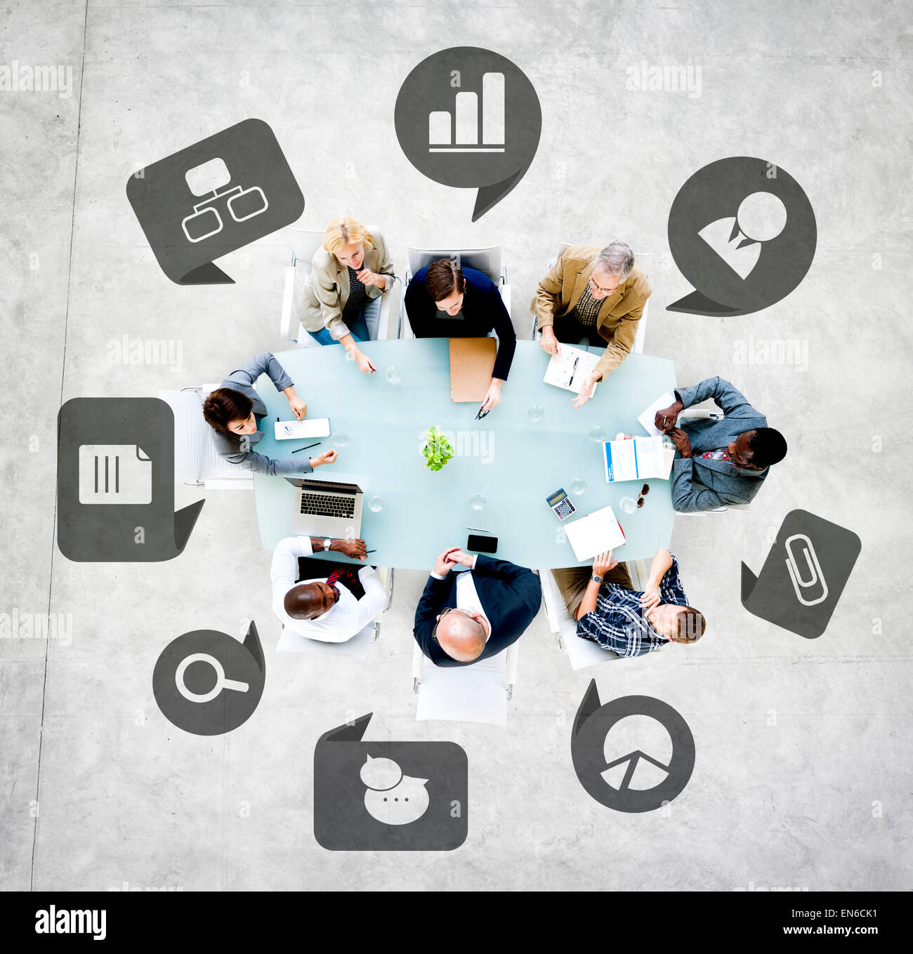 La gente di affari in un incontro con i simboli di Business Foto Stock