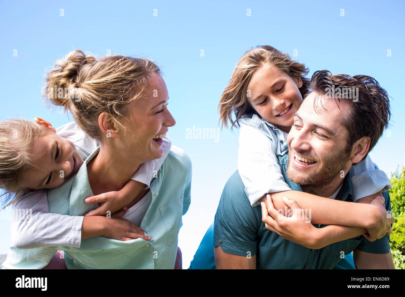 Genitori felici con i loro figli Foto Stock