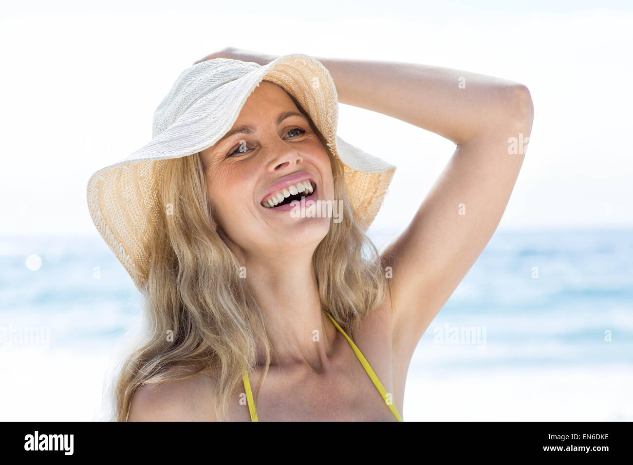 Sorridente bella bionda godendo il sole Foto Stock