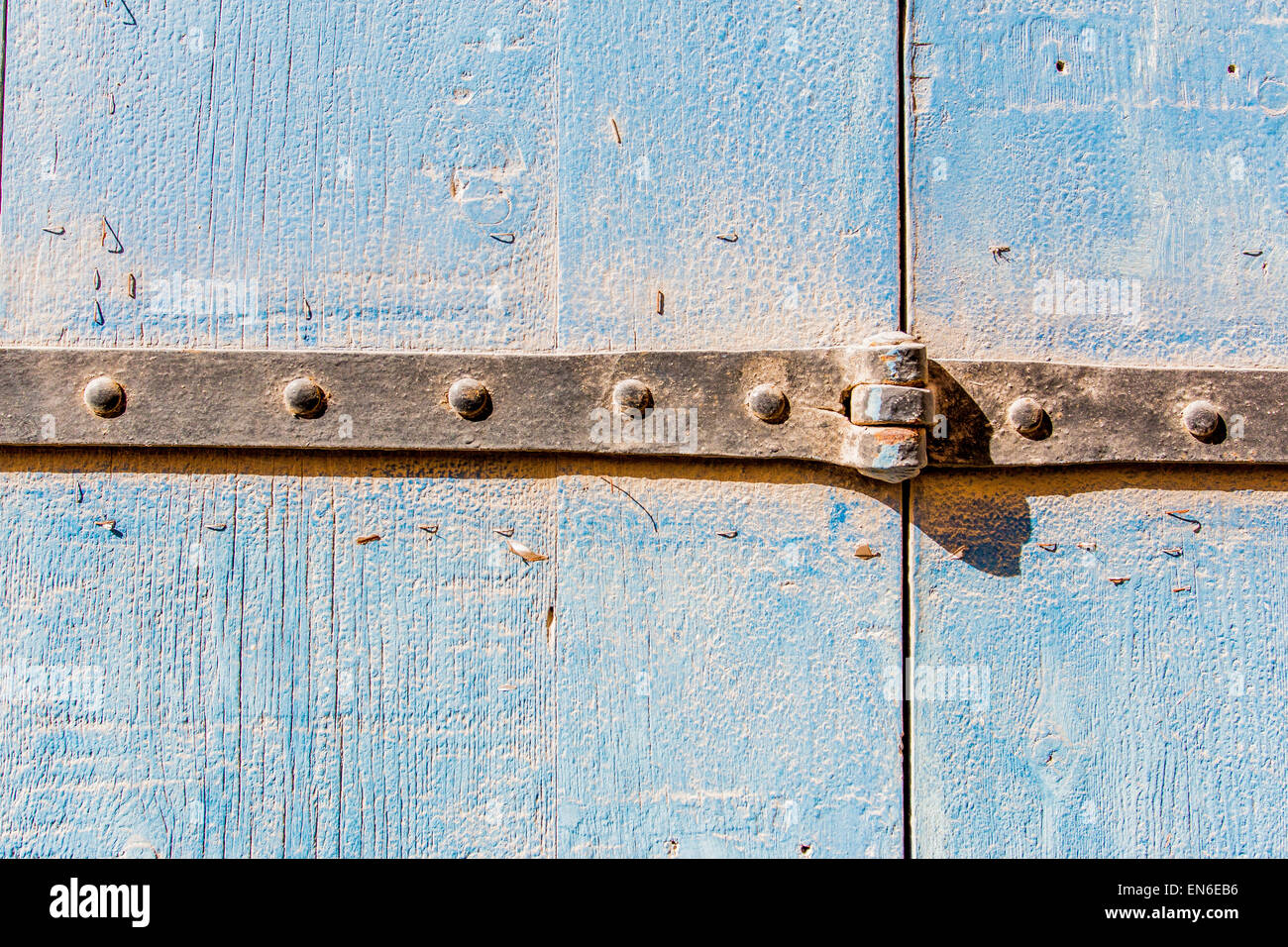 Weathered blu sullo sfondo di legno e cerniere Foto Stock