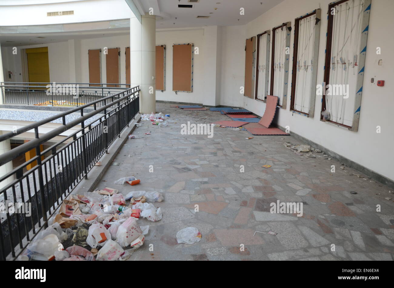 CENTRO COMMERCIALE GHOST CHINA New South China Mall, Dongguan China ...