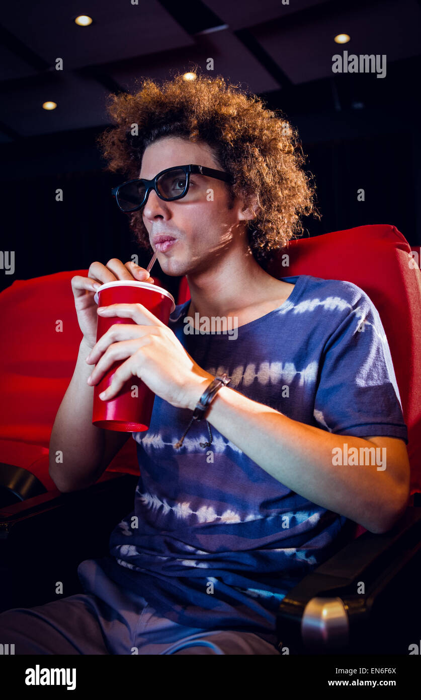 Giovane uomo guardando un film 3d e bere soda Foto Stock