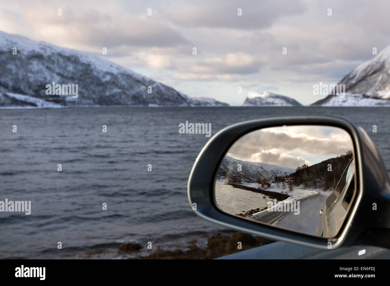 Guida invernale : montagne e la neve si riflette in vista laterale lo specchio Foto Stock