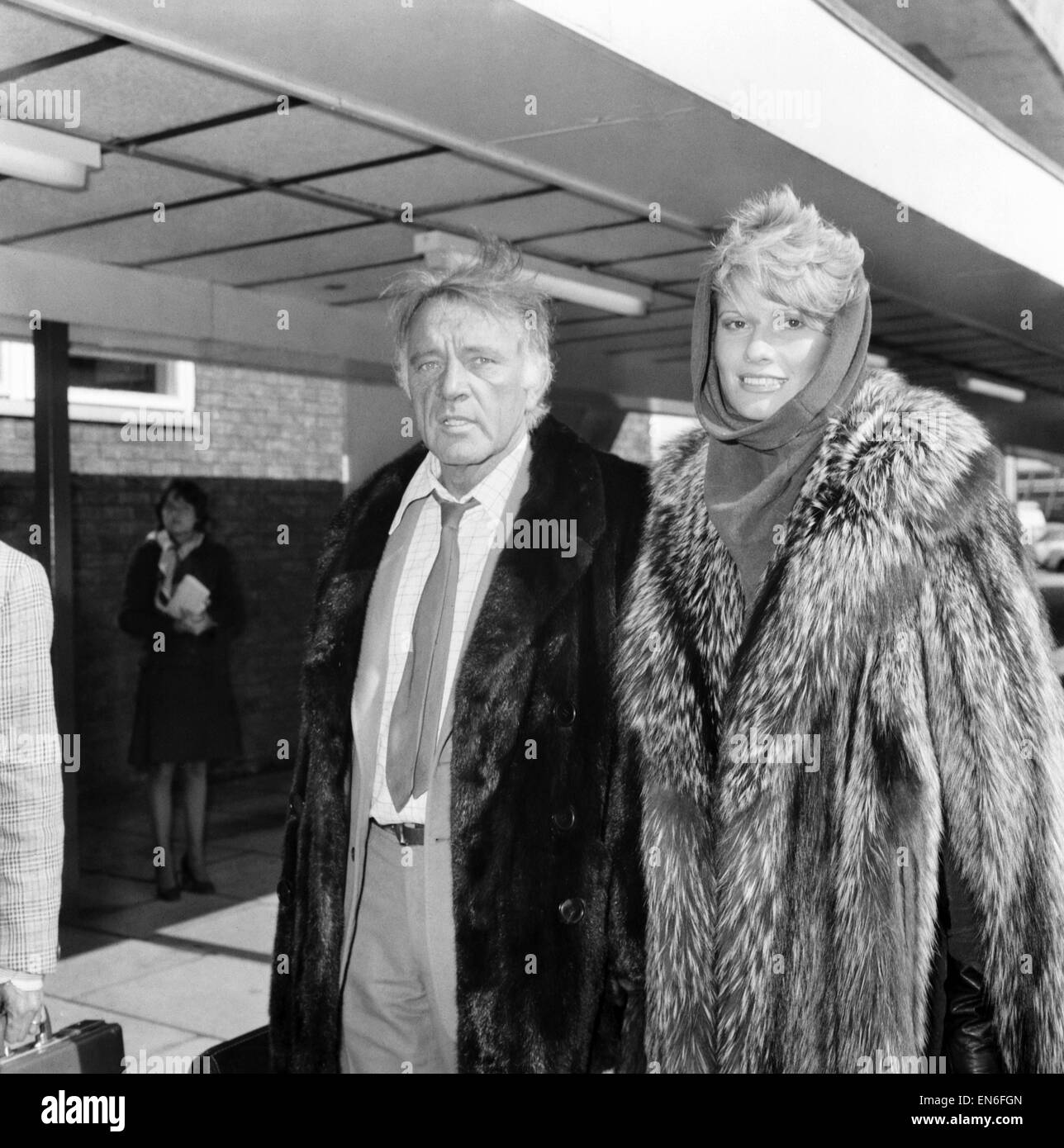 Richard Burton e di sua moglie Susie caccia raffigurata in arrivo all' aeroporto di Heathrow oggi da Ginevra. Aprile 1978 Foto Stock