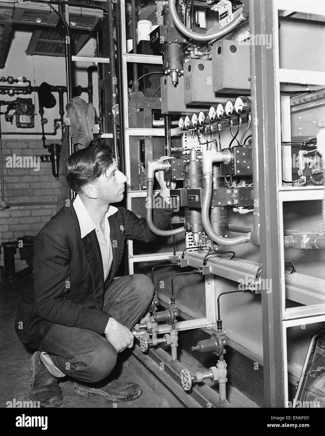 Immagine per accompagnare il "Robot Revolution' caratteristica che correva nel quotidiano Daily Mirror su la settimana che inizia il 27 giugno 1955. Mostra immagine: uno strumento meccanico ispeziona le opere di una centralina elettronica di indicatore di temperatura presso la raffineria Esso che c Foto Stock