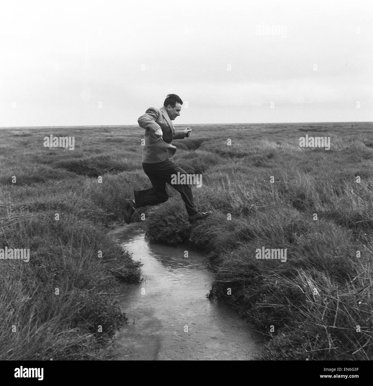 Donald Hume visto qui solo dopo essere stati liberati da otto anni in prigione per scagliare il corpo mutilato di concessionaria auto Stanley Setty da un aeroplano in mare. Ora ha confessato thet fu l'assassino e ha rievocato la criminalità. Il nostro Picture Show Foto Stock