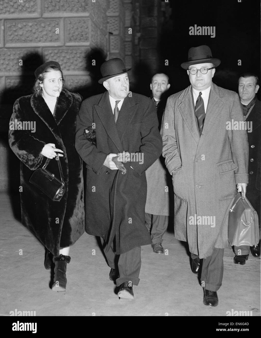 Versione di prova di conpsirators coinvolto in uno scandalo di scommesse dove la gara francese Francasal cavallo è stato sostituito da suoneria Santa Amoro nella Spa la vendita di partecipazioni alla vasca da bagno racecourse nel luglio 1953. Mostra immagine: Uno degli accusati William Rook (centro) nella foto Foto Stock