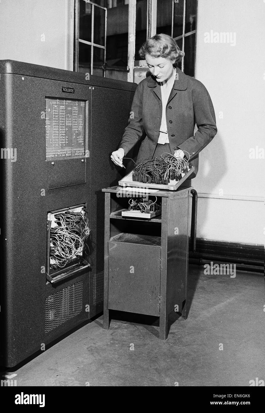 Immagine per accompagnare il "Robot Revolution' caratteristica che correva nel quotidiano Daily Mirror su la settimana che inizia il 27 giugno 1955. Mostra immagine: A Londra Trasporto addetto utilizza una macchina robotica per lavorare fuori PAYE imposta sul reddito dei problemi presso la sede di Baker S Foto Stock