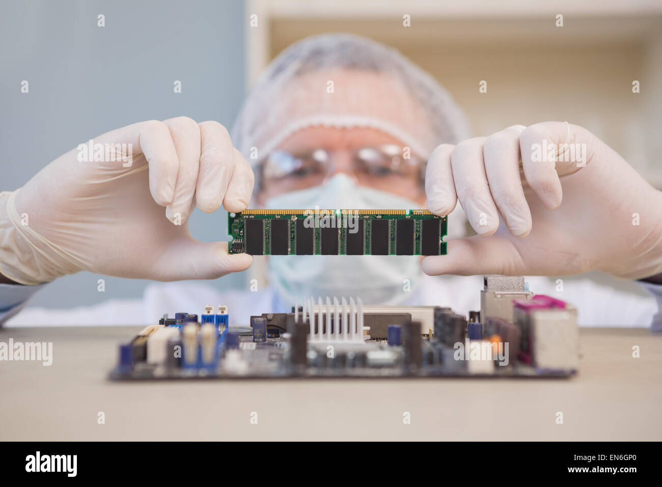 Ingegnere di lavoro sulla CPU guaste Foto Stock