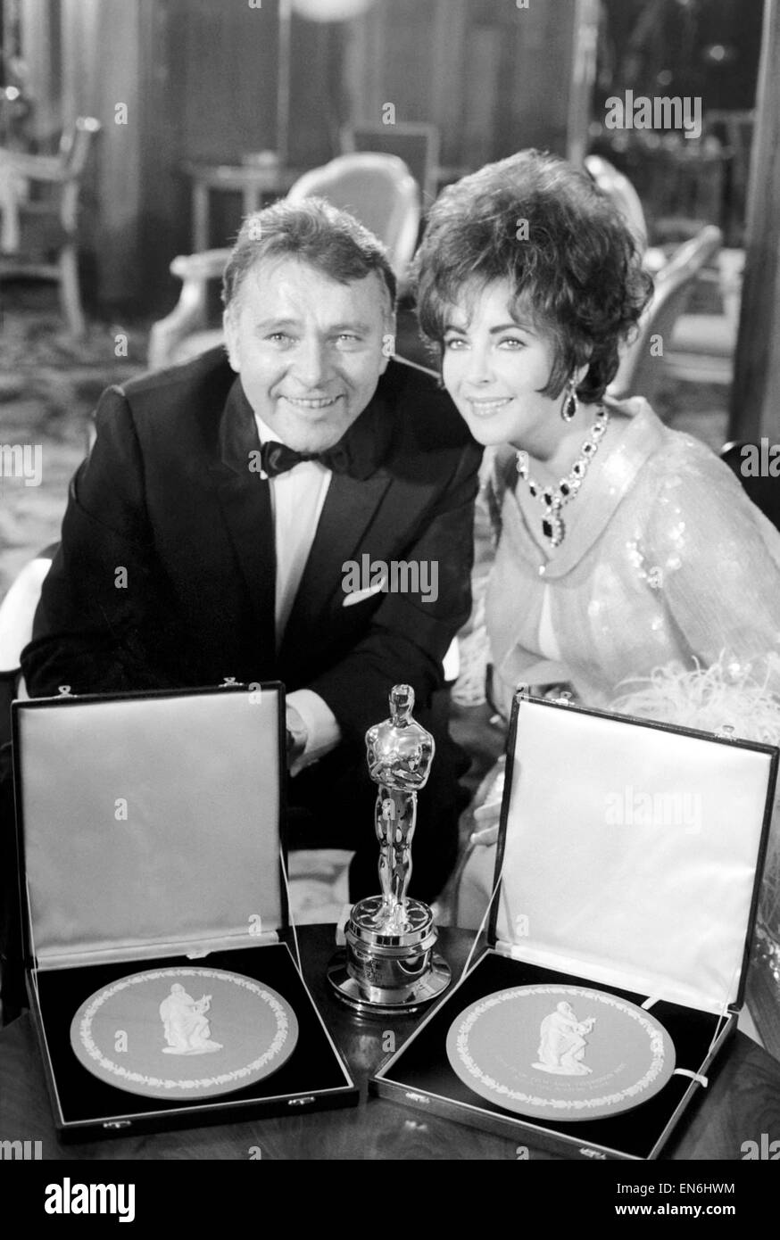 Richard Burton ed Elizabeth Taylor visto qui a film awards dove la Sig.ra Taylor ha ricevuto il suo oscar da Lord Mountbatten. Liz Taylor e Richard Burton con loro i premi per la migliore attrice e il miglior attore. Anche nella foto è l'oscar che è stata presentata Foto Stock