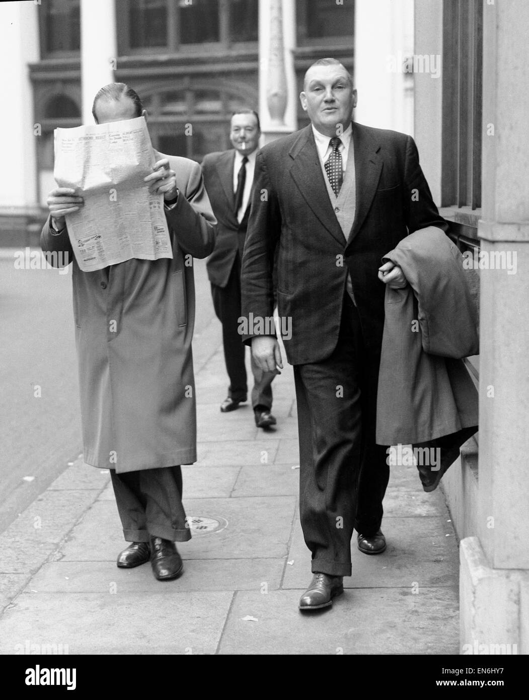 Versione di prova di conpsirators coinvolto in uno scandalo di scommesse dove la gara francese Francasal cavallo è stato sostituito da suoneria Santa Amoro nella Spa la vendita di partecipazioni alla vasca da bagno racecourse nel luglio 1953. Mostra immagine: due degli accusati Maurice Williams (righ Foto Stock