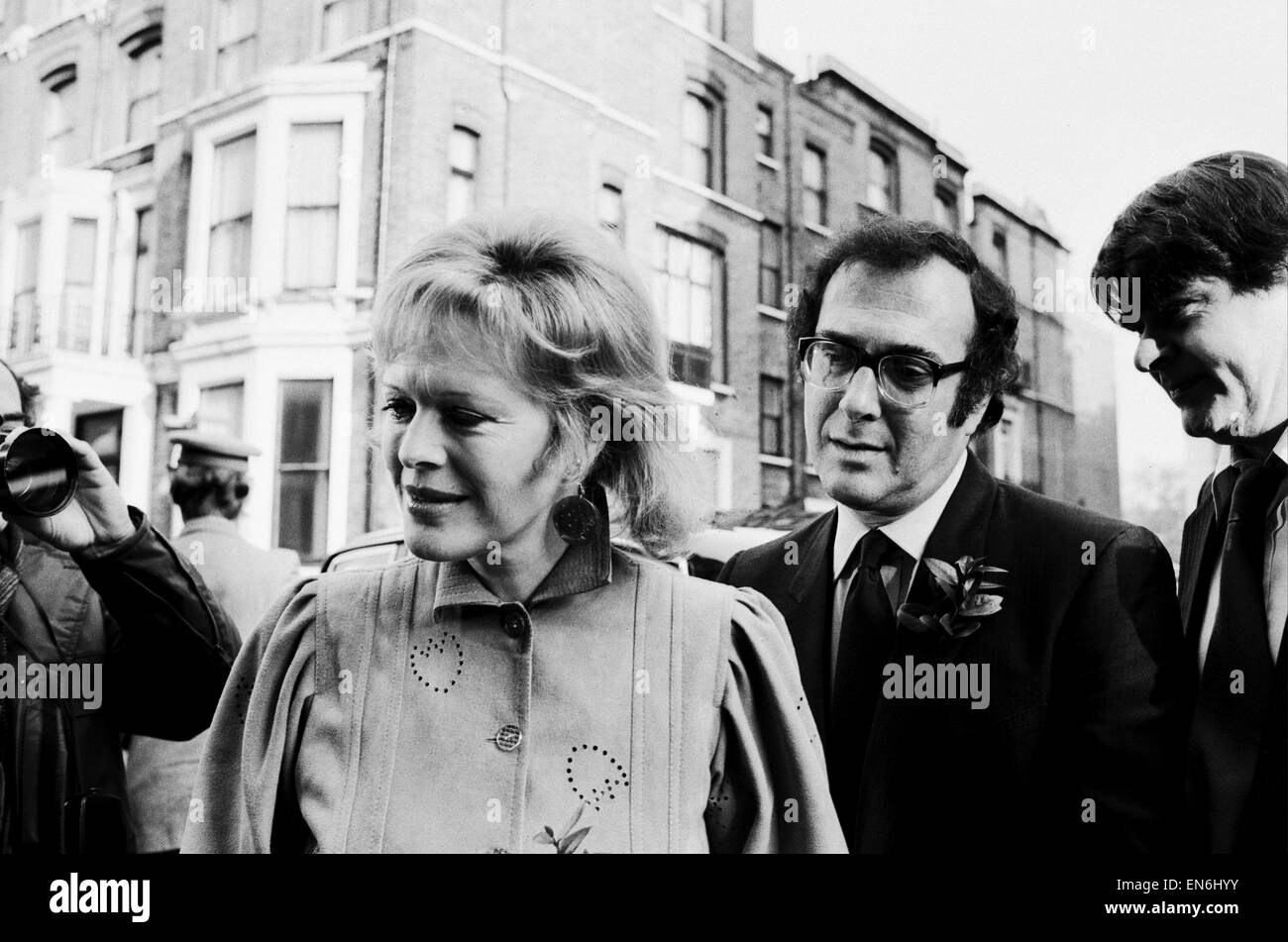 Nozze del drammaturgo Harold Pinter e autore Lady Antonia Fraser a Kensington Ufficio del Registro di sistema. Il 27 novembre 1980. *** Caption locale *** Signore Longford Foto Stock