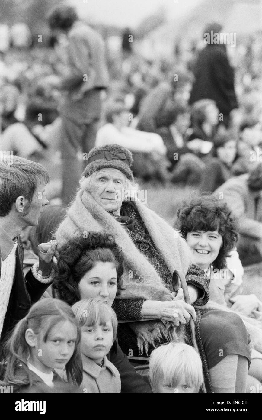 La lettura di un Festival Pop. 88 anni ventola pop signora Edith Gregorio di Compton, Berkshire guardare per vedere suo nipote Graham Gregory giocare nella Amada gruppo. Il 26 giugno 1971. Foto Stock