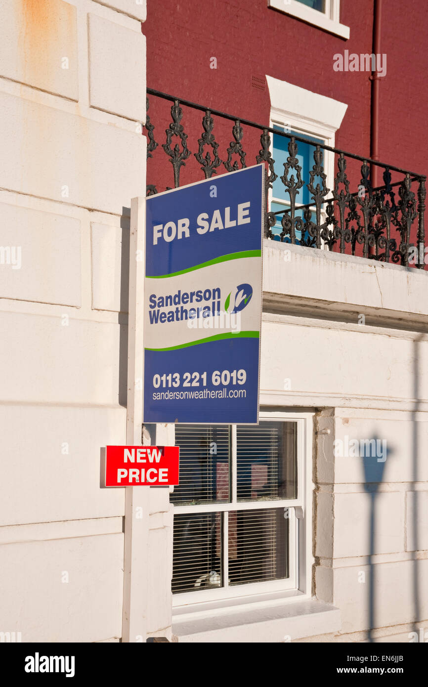 Agenti immobiliari in vendita segno con nuovo prezzo fuori casa di proprietà Scarborough North Yorkshire Inghilterra Regno Unito GB Gran Bretagna Foto Stock