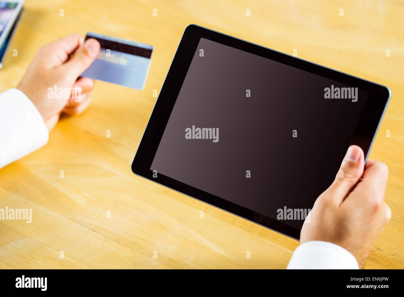Uomo che utilizza un tablet pc per lo shopping online Foto Stock