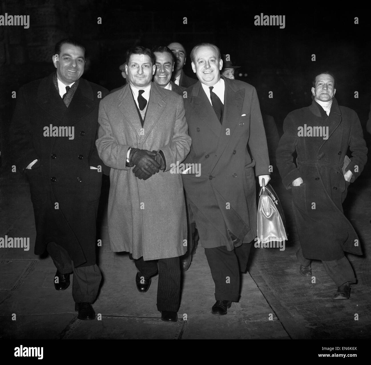 Versione di prova di conpsirators coinvolto in uno scandalo di scommesse dove la gara francese Francasal cavallo è stato sostituito da suoneria Santa Amoro nella Spa la vendita di partecipazioni alla vasca da bagno racecourse nel luglio 1953. Mostra immagine: Uno degli accusati Gomer Charles (con custodia) foto Foto Stock