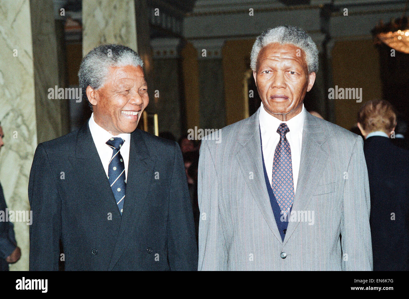 Il leader dell'African National Congress Nelson Mandela visto qui in posa accanto alla sua opera di cera doppia a signora Tussauds a Londra il 25 aprile 1991 Foto Stock