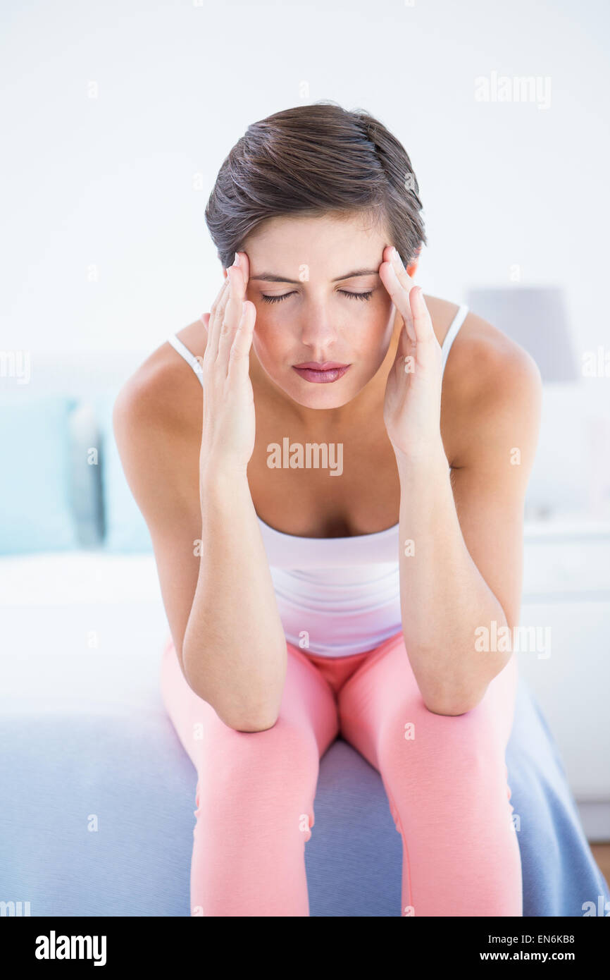 Bella bruna che soffrono di mal di testa Foto Stock