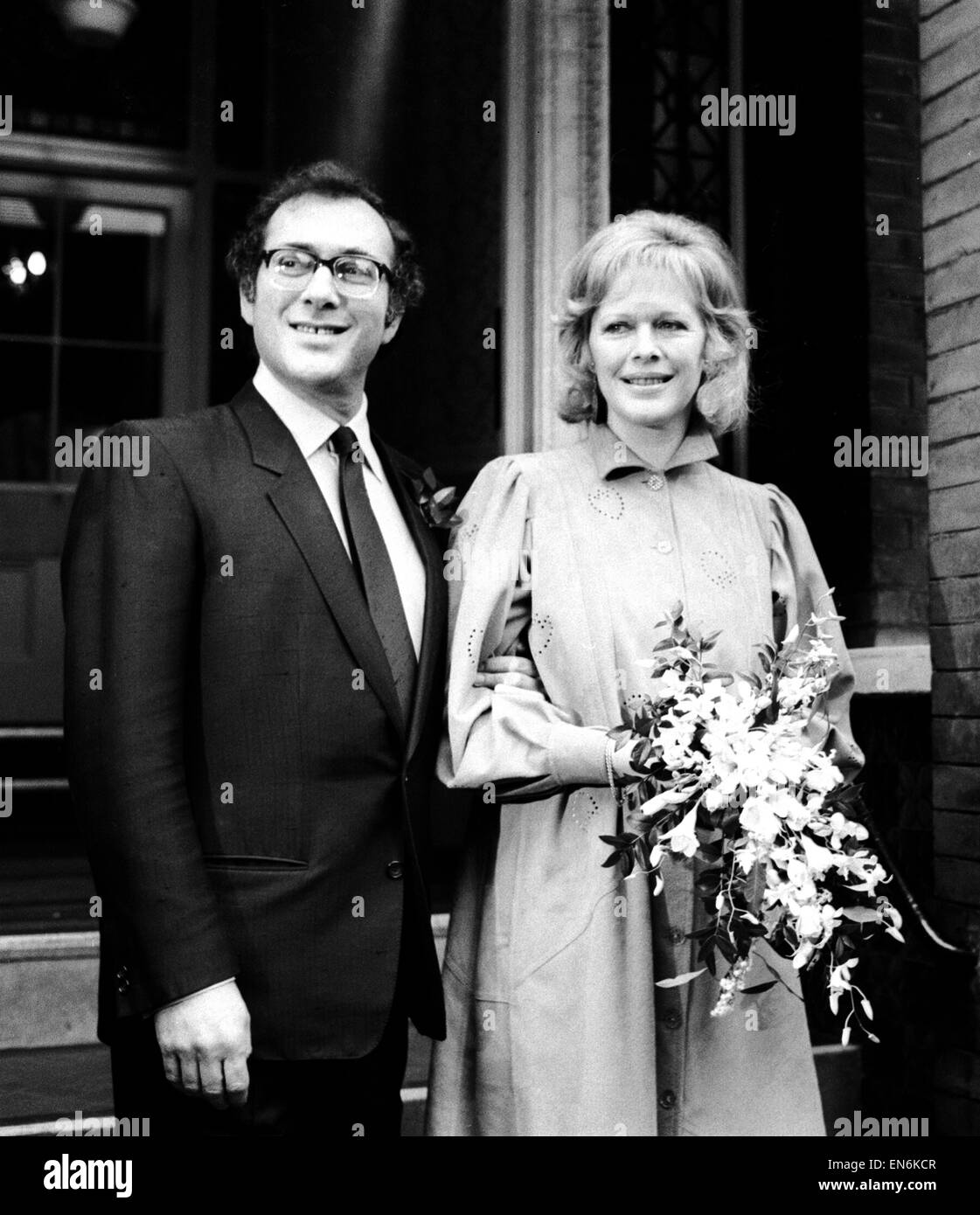 Nozze del drammaturgo Harold Pinter e autore Lady Antonia Fraser a Kensington Ufficio del Registro di sistema. Il 27 novembre 1980. Foto Stock