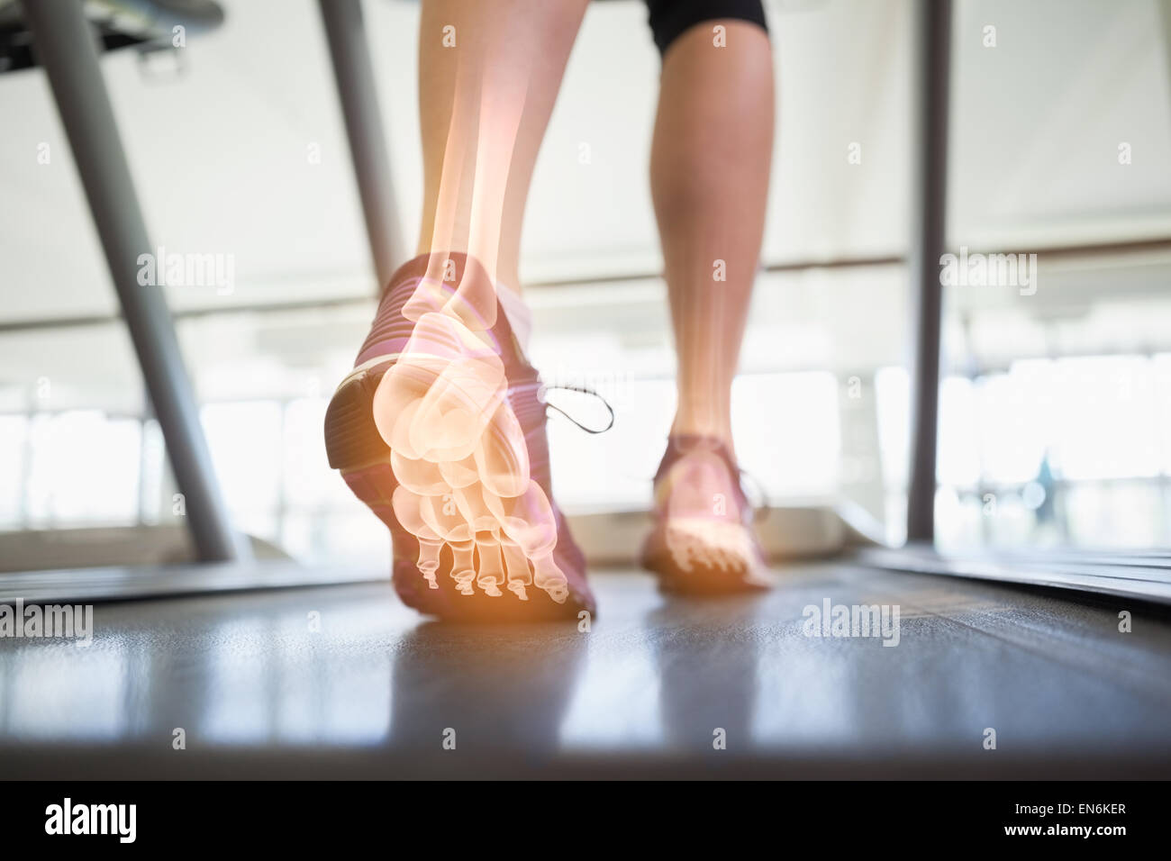 Evidenziate le ossa del piede del jogging donna Foto Stock