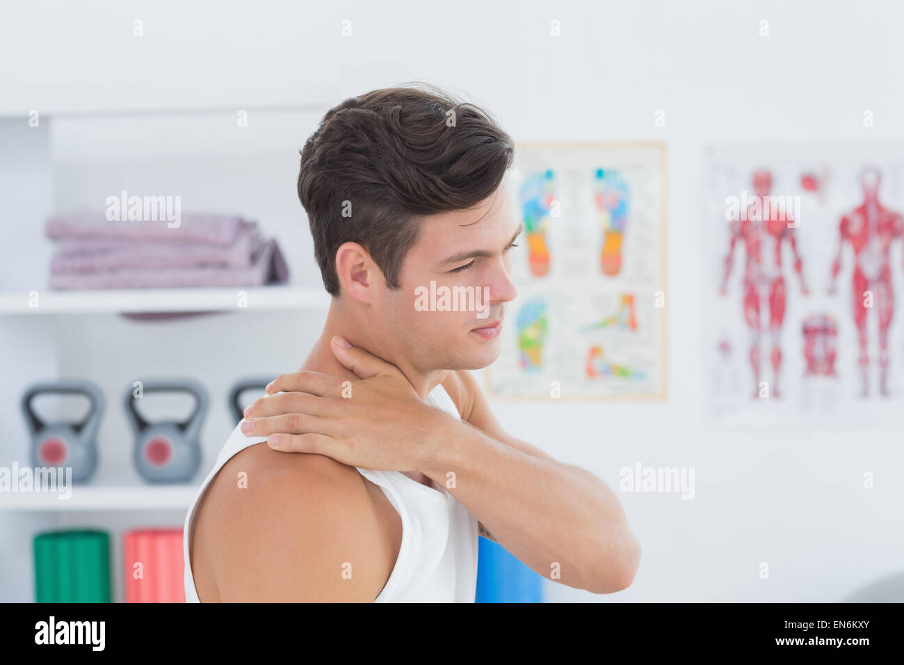 Giovane uomo che soffrono di dolore alla spalla Foto Stock