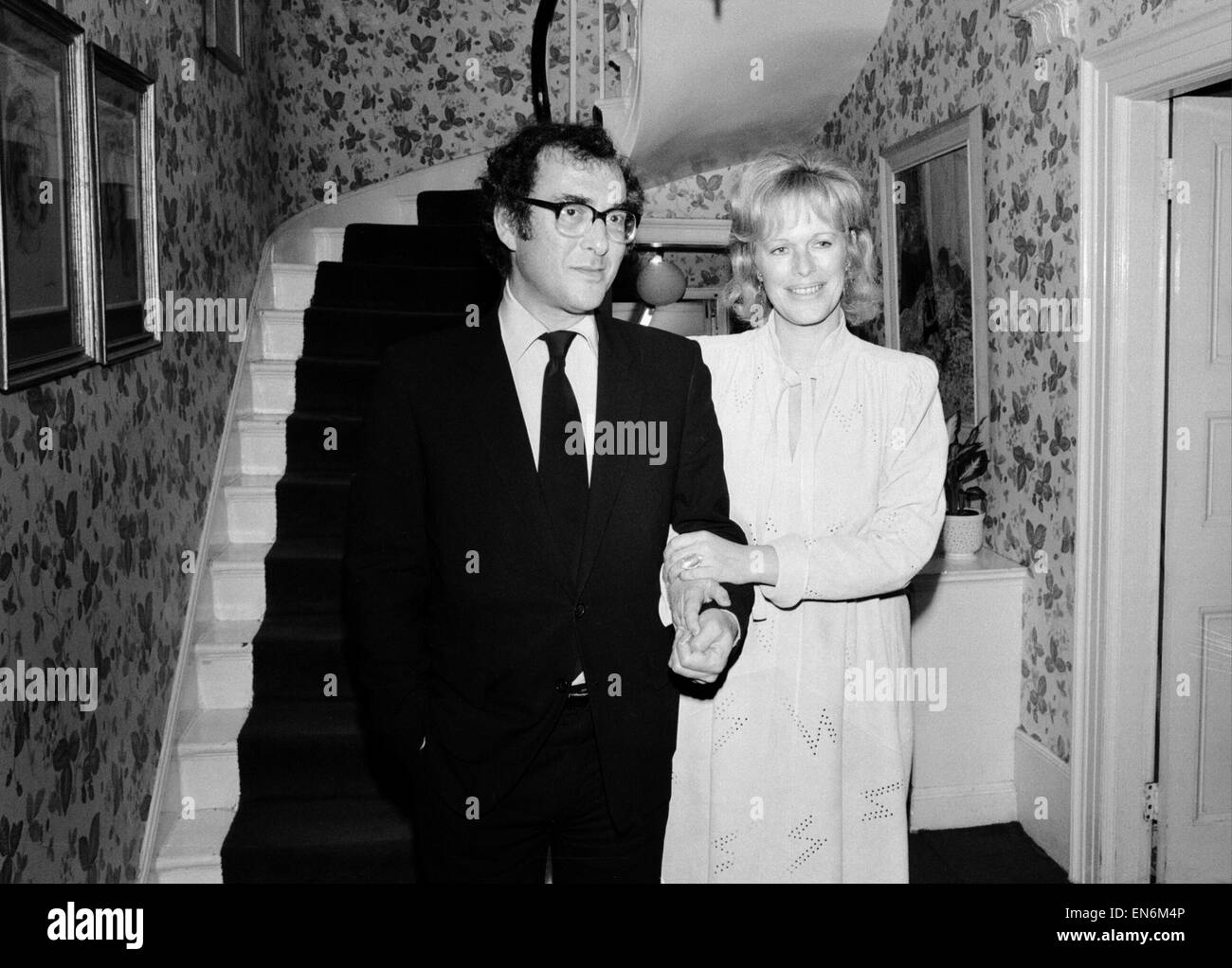Il drammaturgo Harold Pinter e autore Lady Antonia Fraser nella foto insieme nel corridoio di casa loro, il 9 ottobre 1980. È stato riportato che il giovane hanno sposato segretamente e dopo la cerimonia sono tornati a una festa a casa sua. Foto Stock