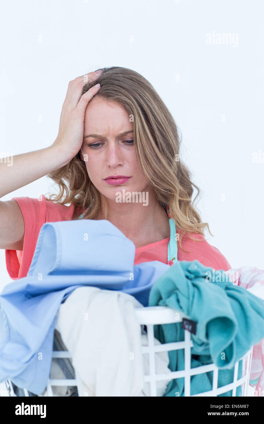 Donna che guarda i vestiti sporchi Foto Stock