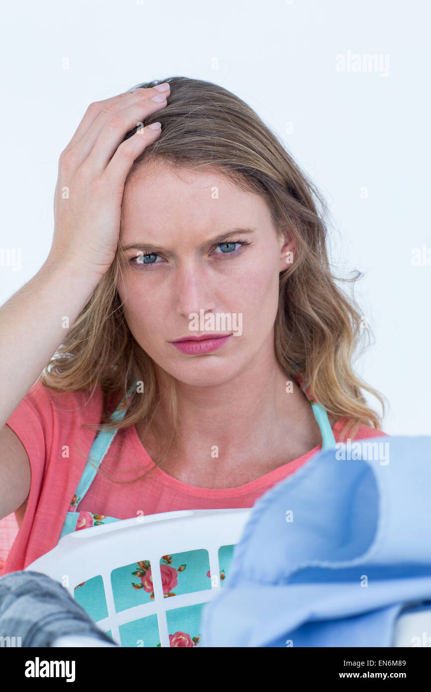 Donna che guarda i vestiti sporchi Foto Stock