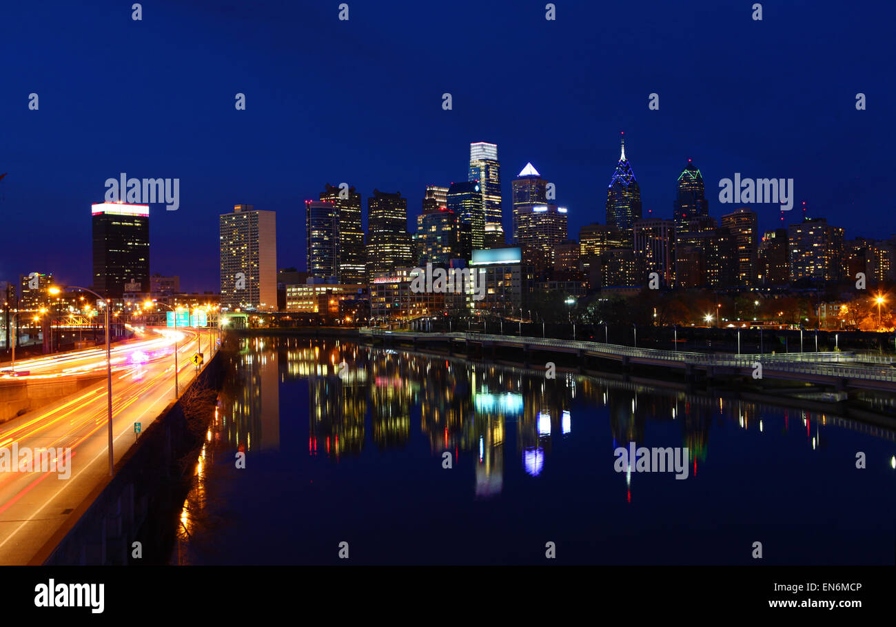 Una vista notturna della Philadelphia City Centre Foto Stock