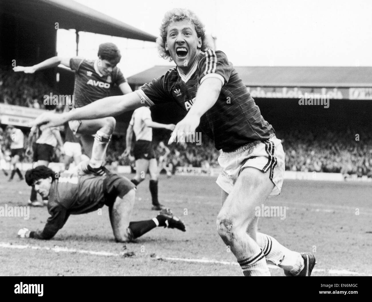 English League Division One corrispondono a Upton Park. West Ham United 3 v Oxford United 1. West Ham Frank McAvennie festeggia dopo aver segnato il suo lato del secondo obiettivo. Il 12 aprile 1986. Foto Stock