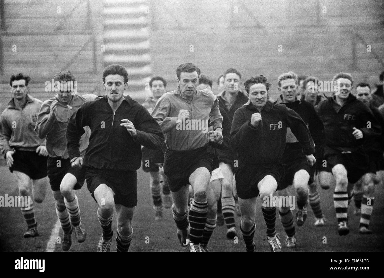Fulham in allenamento in vista del 1958 FA Cup semi-finale. Il 18 marzo 1958. Foto Stock