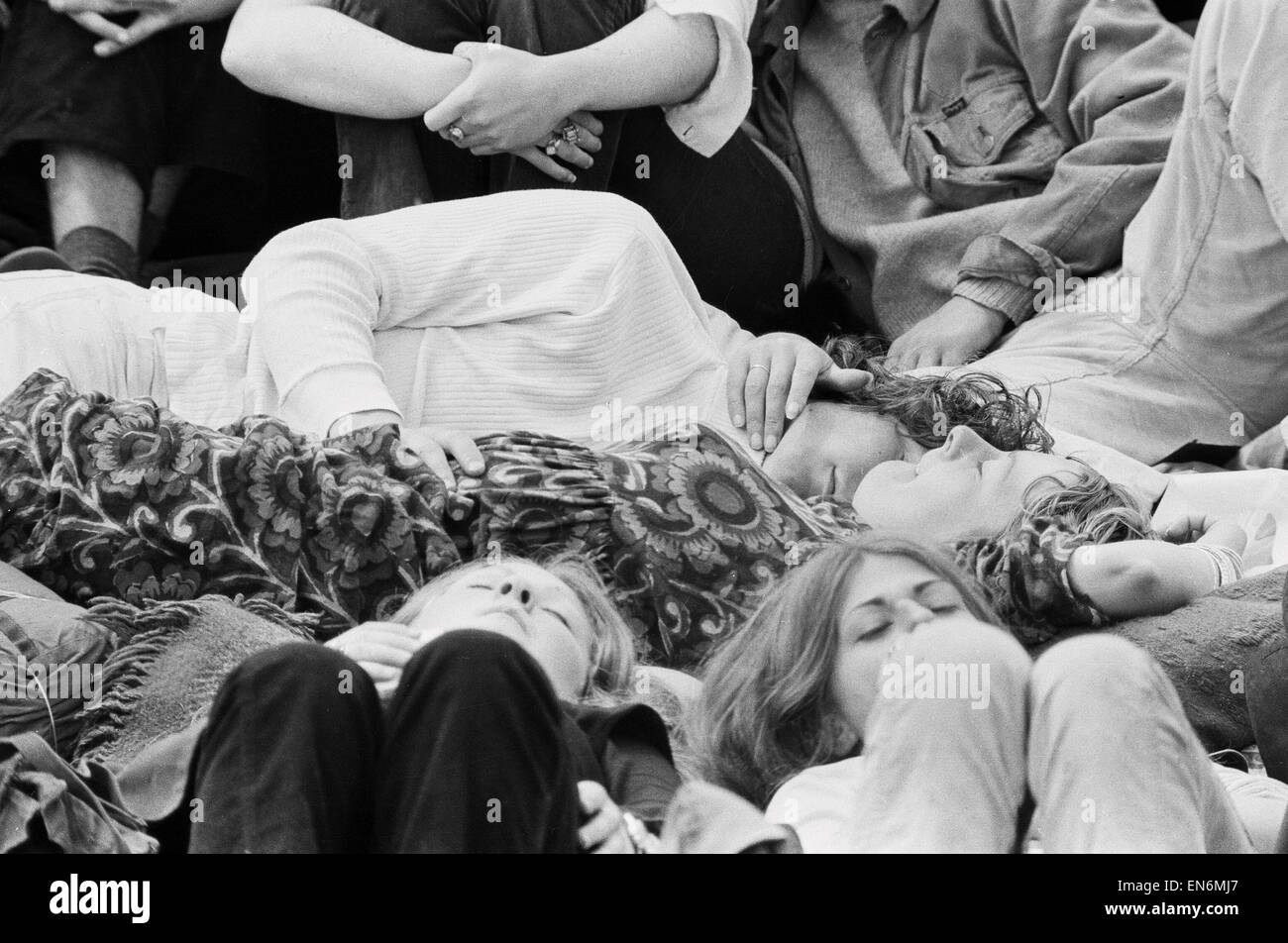 La lettura di un Festival Pop. Gli appassionati di musica avente un sonno al festival. Il 26 giugno 1971. Foto Stock