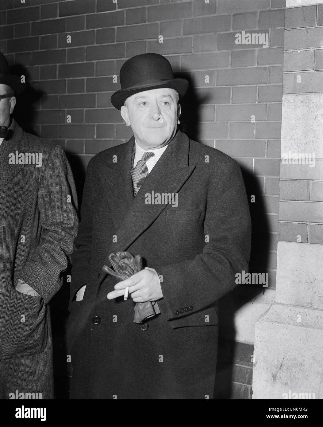 Versione di prova di conpsirators coinvolto in uno scandalo di scommesse dove la gara francese Francasal cavallo è stato sostituito da suoneria Santa Amoro nella Spa la vendita di partecipazioni alla vasca da bagno racecourse nel luglio 1953. Mostra immagine: Uno degli accusati Signor William Rook, dopo che egli è stato Foto Stock